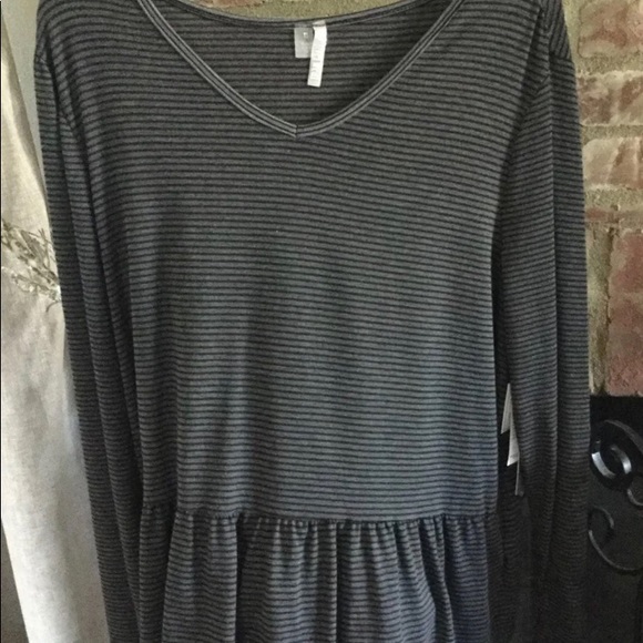 NWT! Peplum top - Picture 2 of 3